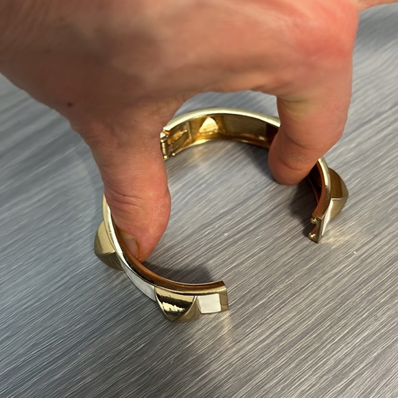 Vintage Hinged Bracelet with White Enamel and Gold Pyramids - Picture 5 of 6